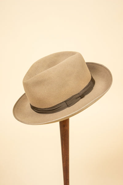 SWEDISH 1910S/1920S BEIGE FELT HAT BY CARLTON. SIZE 58