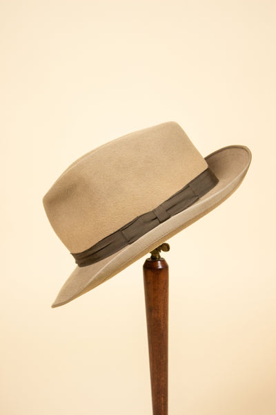 SWEDISH 1910S/1920S BEIGE FELT HAT BY CARLTON. SIZE 58