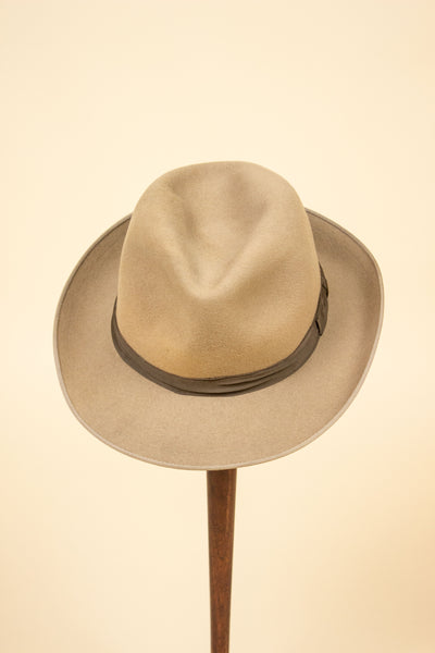 SWEDISH 1910S/1920S BEIGE FELT HAT BY CARLTON. SIZE 58