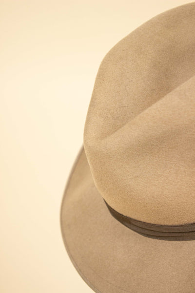 SWEDISH 1910S/1920S BEIGE FELT HAT BY CARLTON. SIZE 58