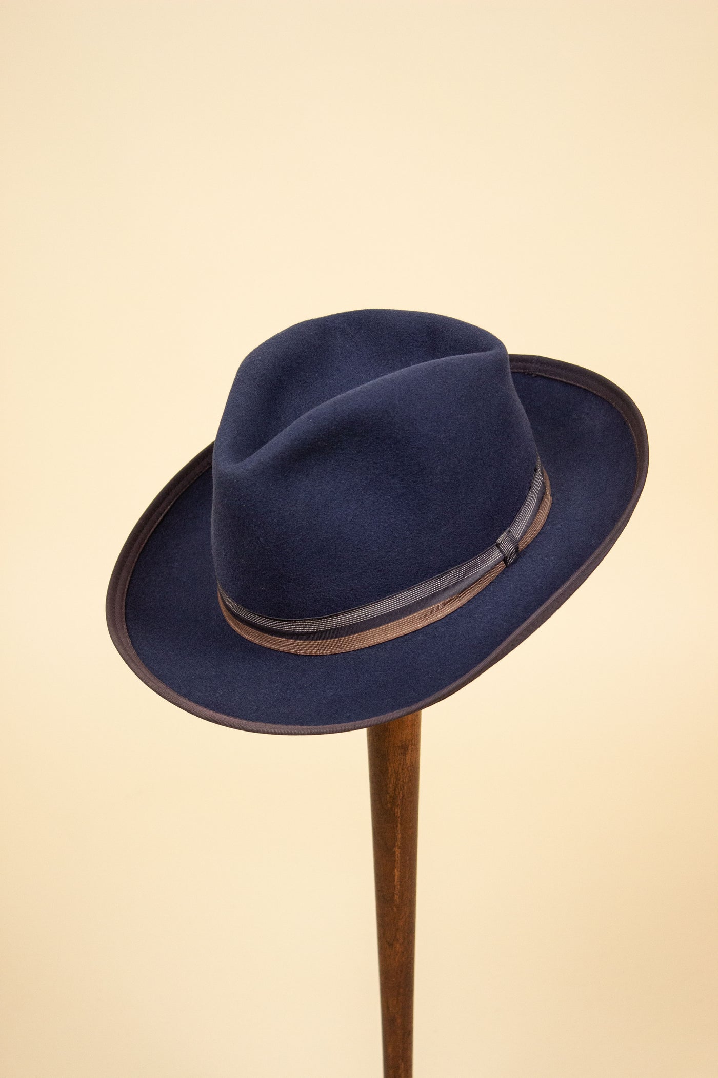 SWEDISH 1910S/1920S BLUE FELT HAT BY KH. SIZE 55,5