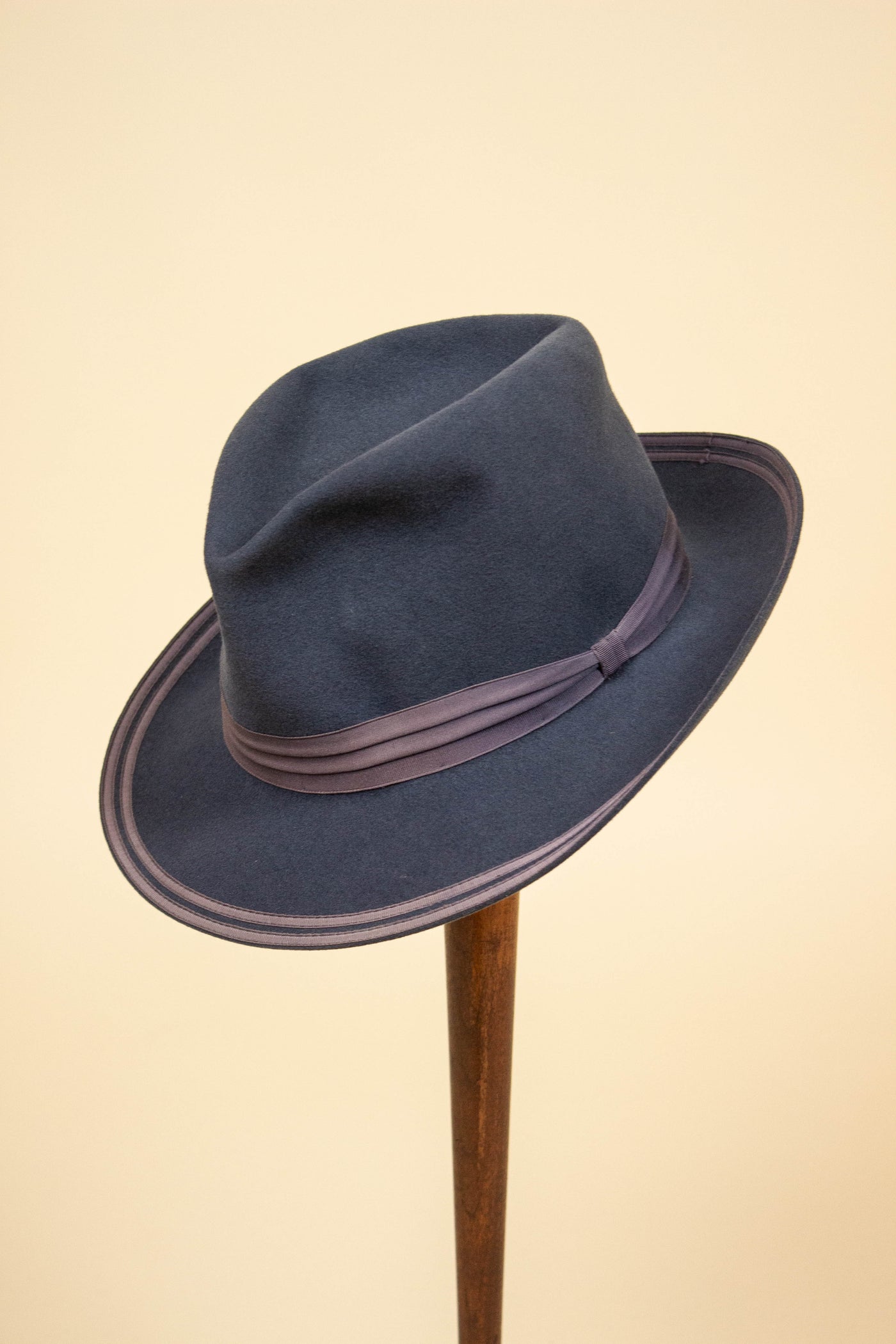 ITALIAN 1920S/1930S PETROL BLUE FELT HAT BY A-HATTEN. SIZE 57