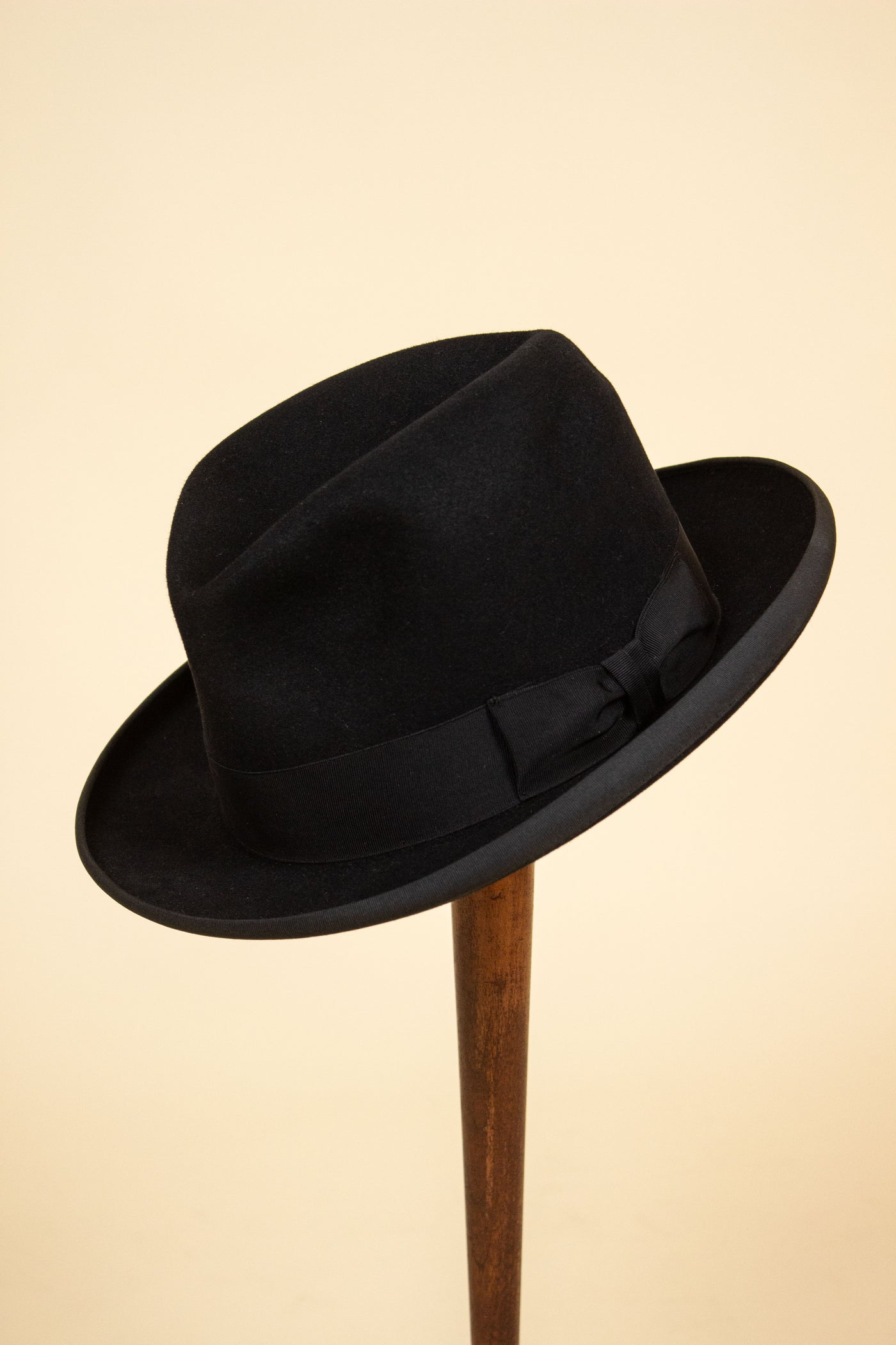 AMERICAN 1930S/1940S BLACK HOMBURG HAT BY STETSON. SIZE 58