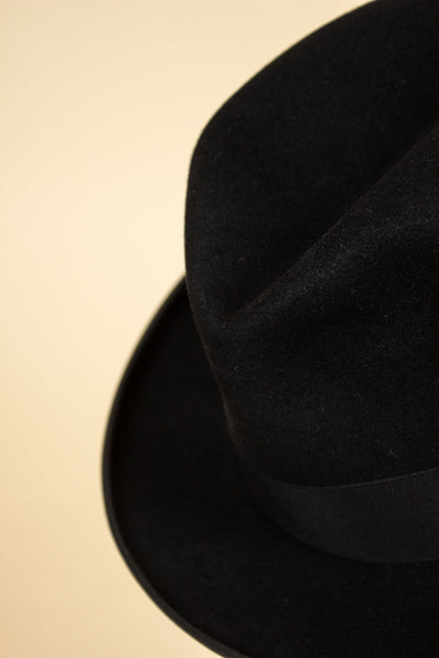 AMERICAN 1930S/1940S BLACK HOMBURG HAT BY STETSON. SIZE 58