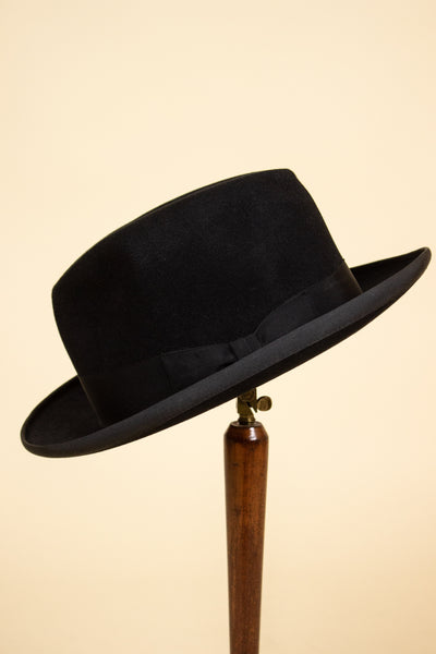 AMERICAN 1930S/1940S BLACK HOMBURG HAT BY STETSON. SIZE 58