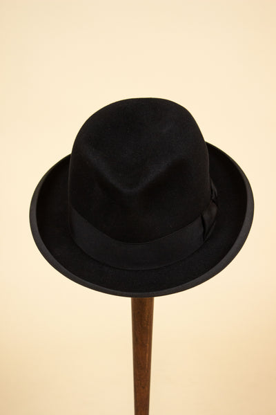 AMERICAN 1930S/1940S BLACK HOMBURG HAT BY STETSON. SIZE 58