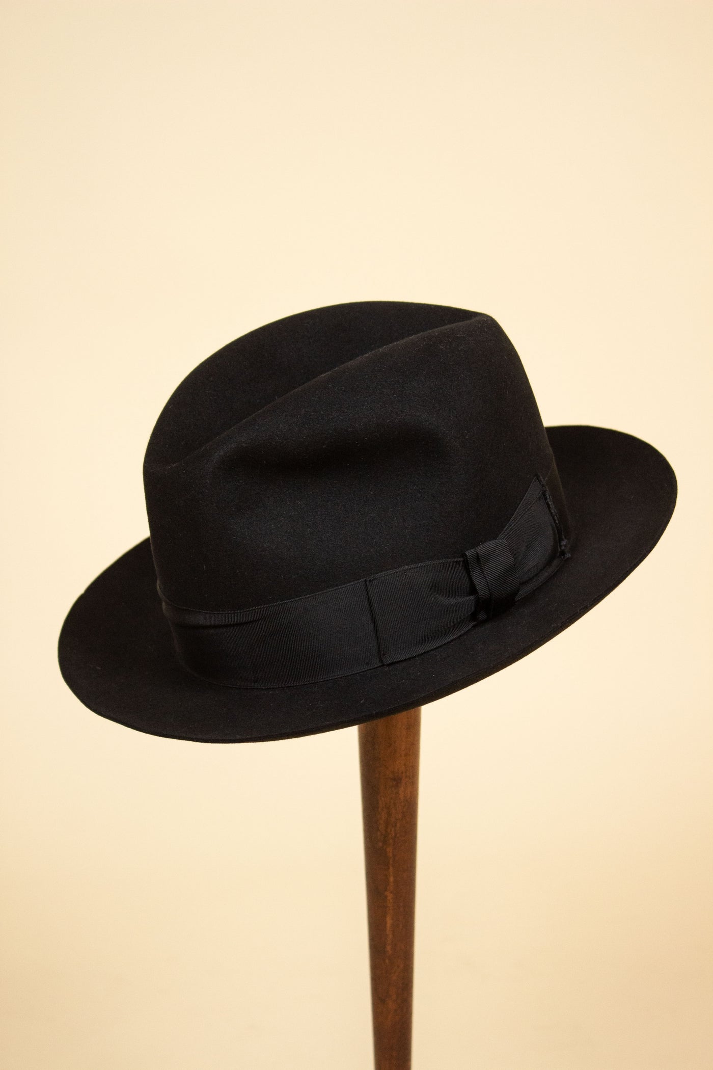 1950S BLACK FEDORA BY CHAMPION. SIZE 58,5