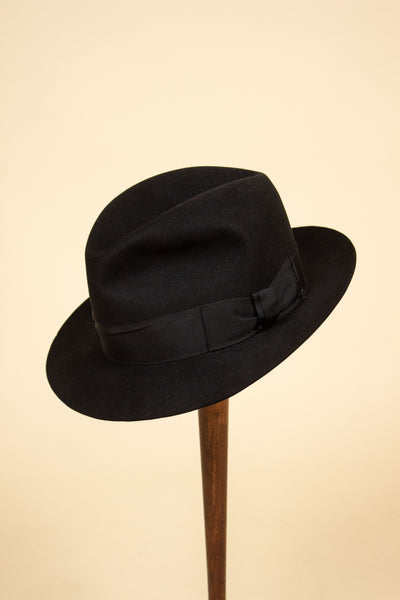 1950S BLACK FEDORA BY CHAMPION. SIZE 58,5