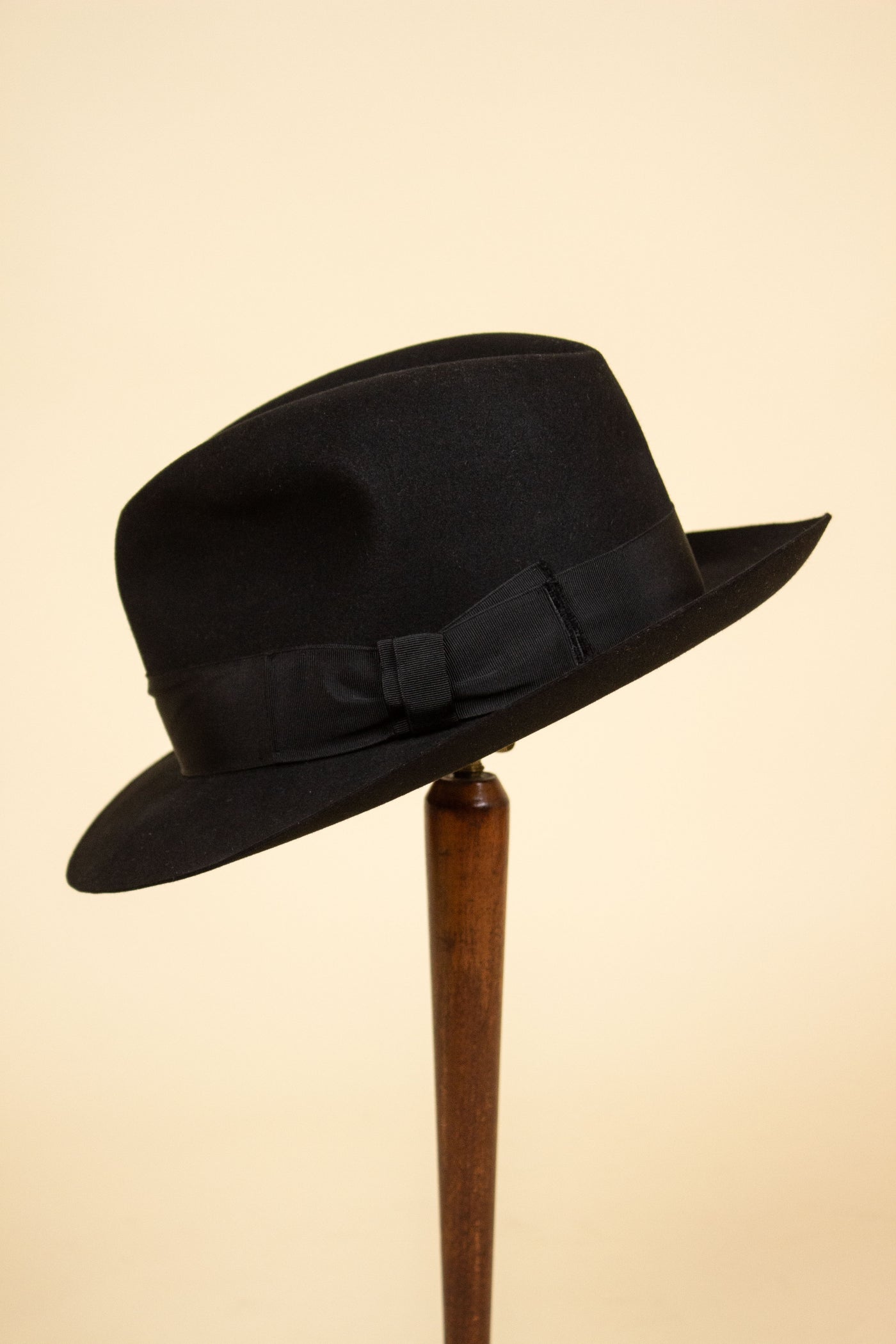 1950S BLACK FEDORA BY CHAMPION. SIZE 58,5