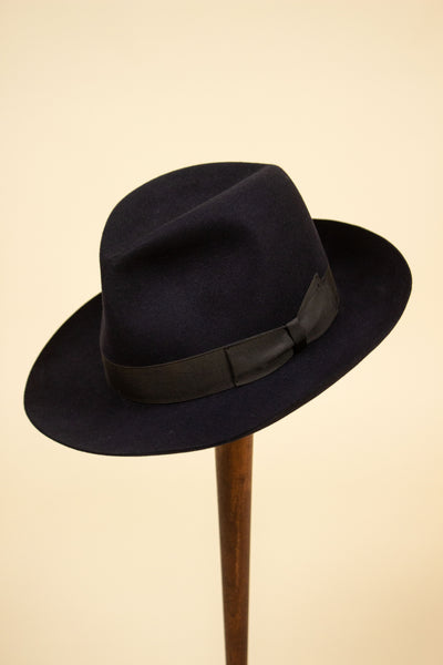 ITALIAN 1950S/1960S BLACK FEDORA BY BORSALINO. SIZE CA EU 57