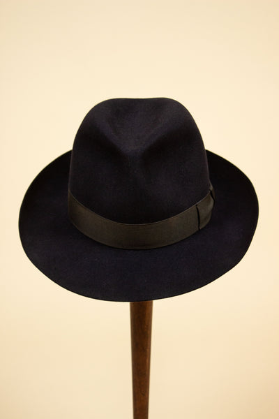 ITALIAN 1950S/1960S BLACK FEDORA BY BORSALINO. SIZE CA EU 57
