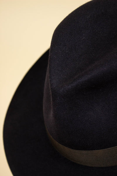 ITALIAN 1950S/1960S BLACK FEDORA BY BORSALINO. SIZE CA EU 57