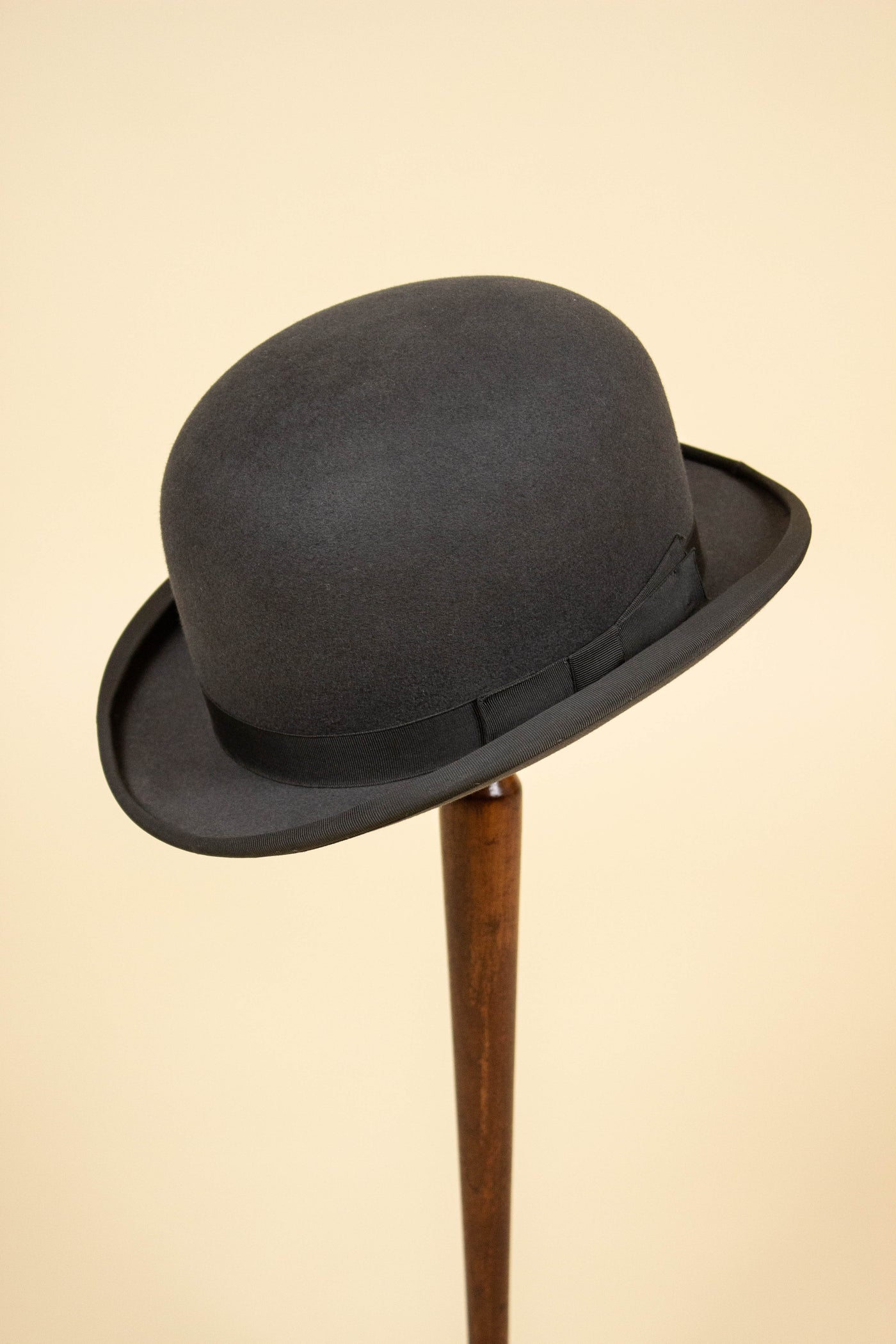 SWEDISH 1940S/1950S GREY BOWLER HAT BY KARLSKRONA HATTFABRIK. SIZE EU 56