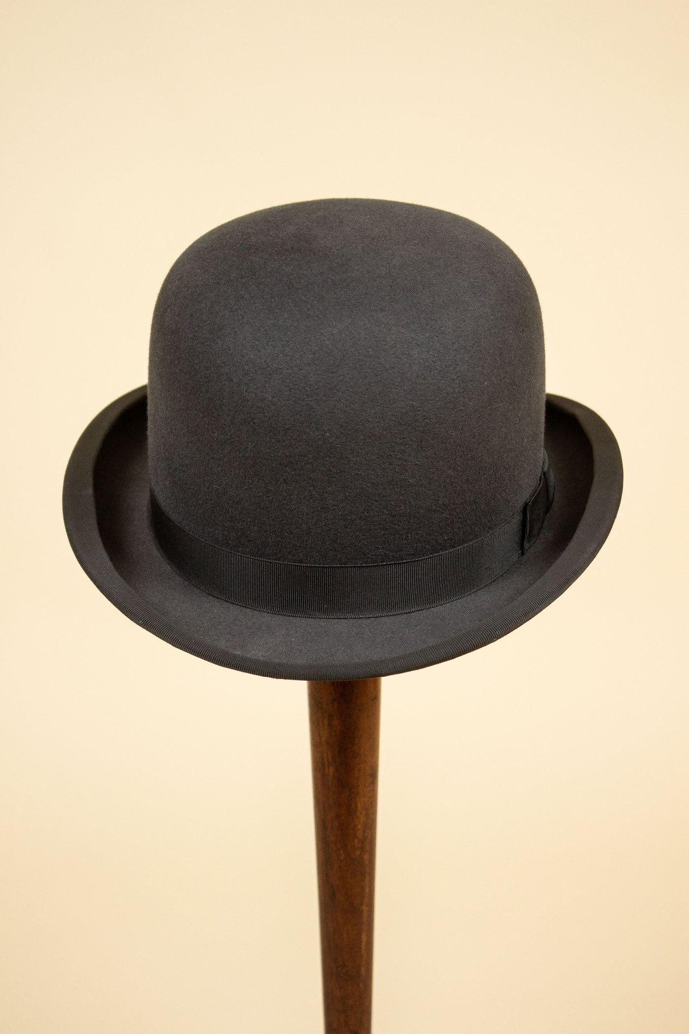 SWEDISH 1940S/1950S GREY BOWLER HAT BY KARLSKRONA HATTFABRIK. SIZE EU 56