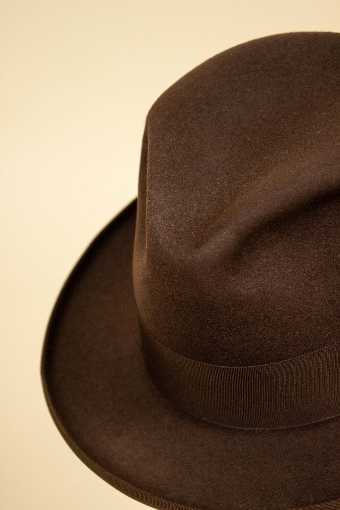 ITALIAN 1930S/1940S MID-BROWN HOMBURG HAT BY BORSALINO. SIZE EU 57