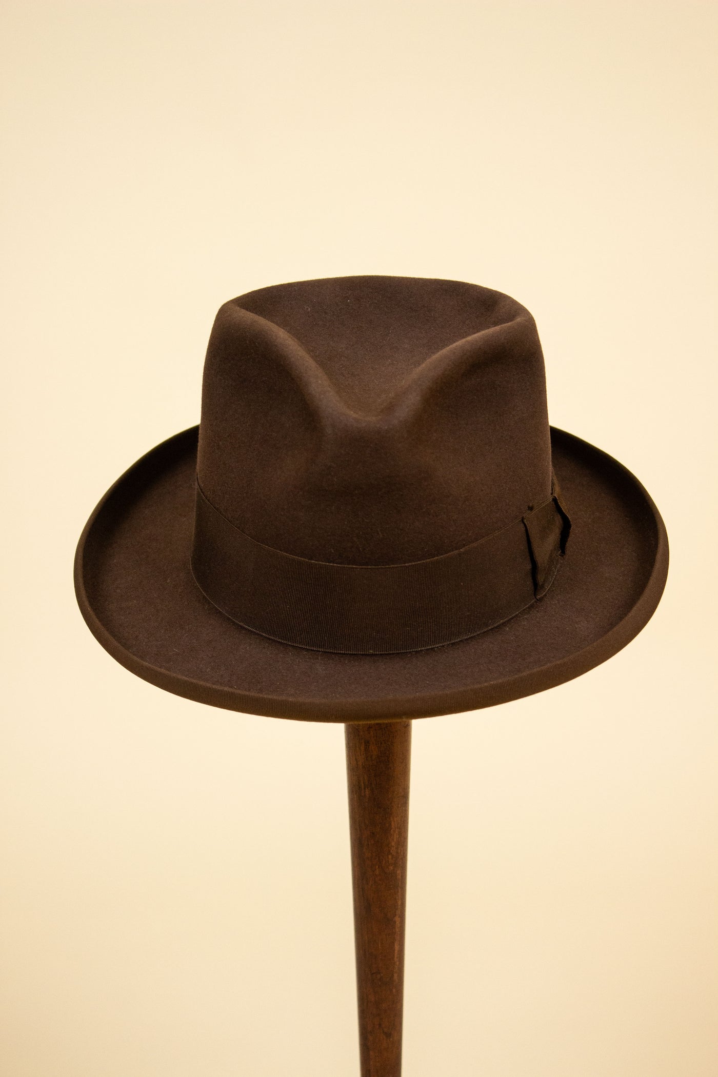 ITALIAN 1930S/1940S MID-BROWN HOMBURG HAT BY BORSALINO. SIZE EU 57