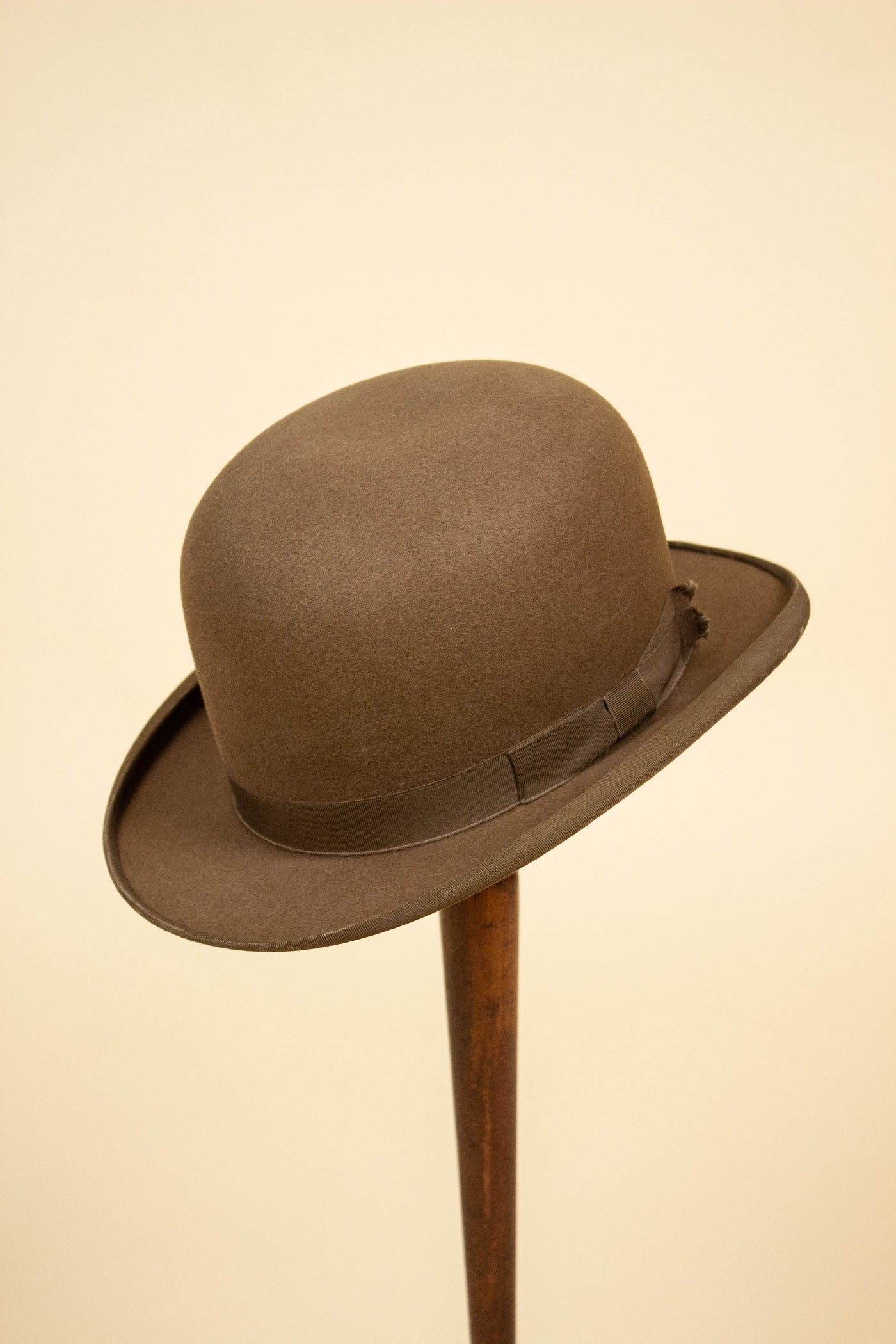BRITISH 1930S/1940S MID-BROWN BOWLER HAT BY BATTERSBY. SIZE EU 56,5