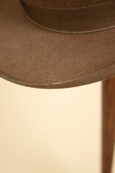 BRITISH 1930S/1940S MID-BROWN BOWLER HAT BY BATTERSBY. SIZE EU 56,5