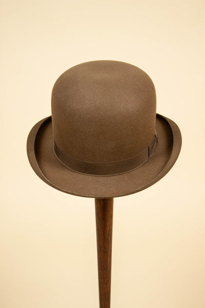BRITISH 1930S/1940S MID-BROWN BOWLER HAT BY BATTERSBY. SIZE EU 56,5
