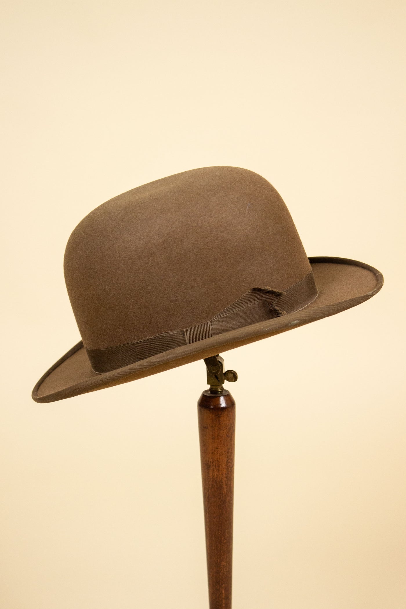 BRITISH 1930S/1940S MID-BROWN BOWLER HAT BY BATTERSBY. SIZE EU 56,5