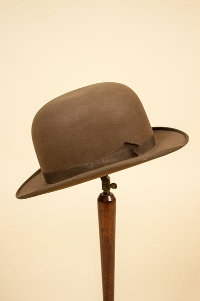 BRITISH 1930S/1940S MID-BROWN BOWLER HAT BY BATTERSBY. SIZE EU 56,5