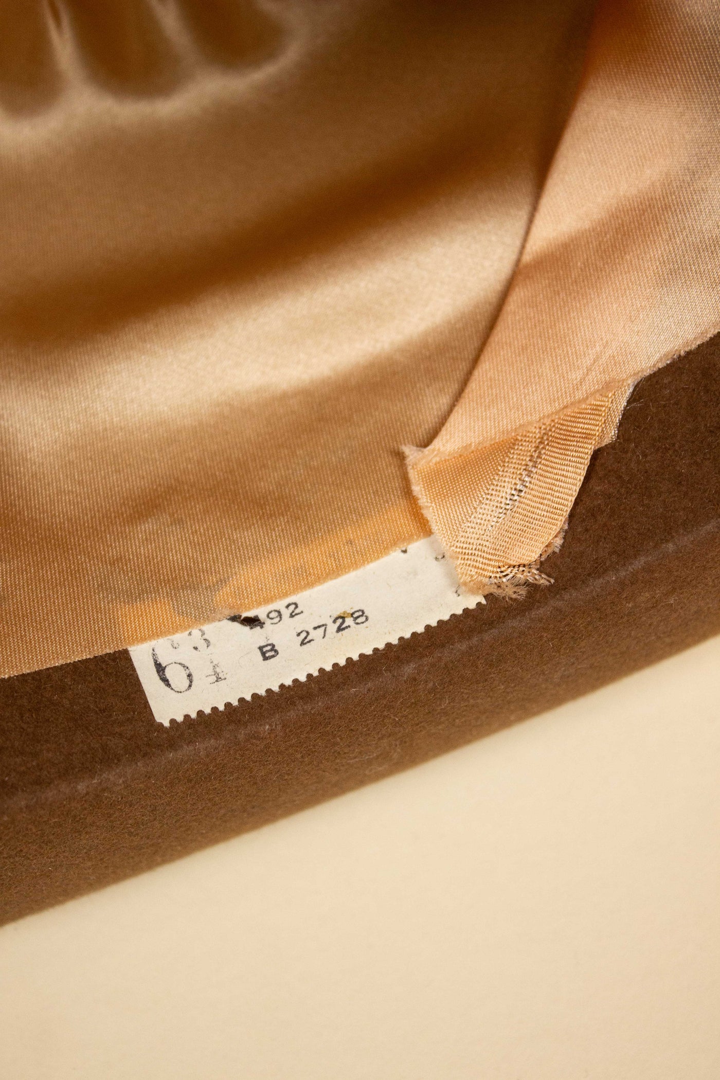 BRITISH 1930S/1940S MID-BROWN BOWLER HAT BY BATTERSBY. SIZE EU 56,5