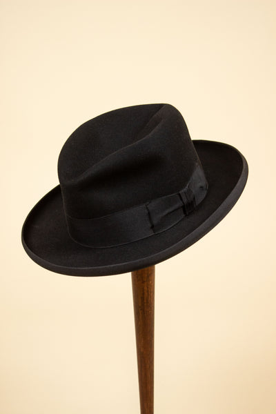 ITALIAN 1940S/1950S BLACK HOMBURG HAT BY BORSALINO. SIZE 57