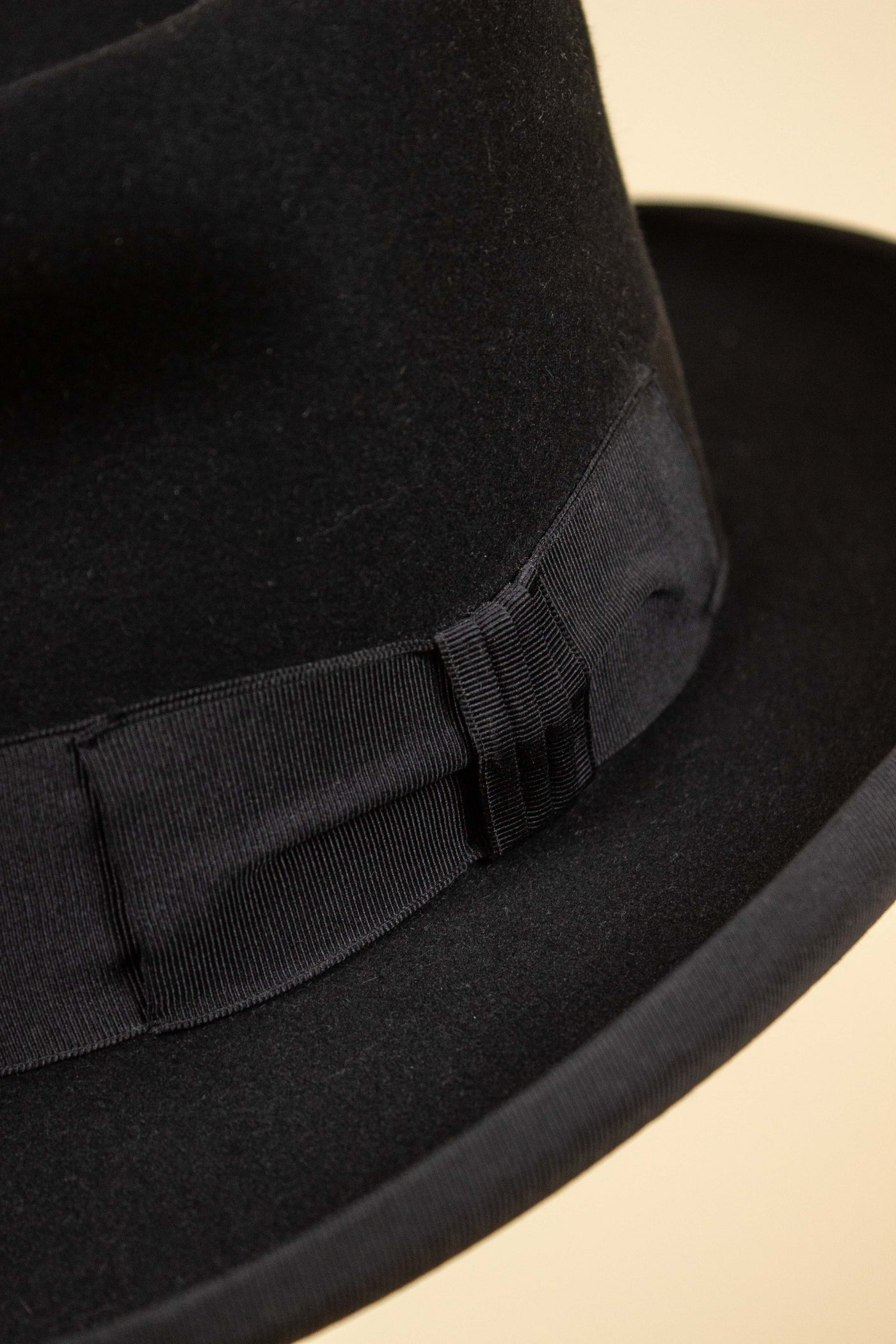 ITALIAN 1940S/1950S BLACK HOMBURG HAT BY BORSALINO. SIZE 57