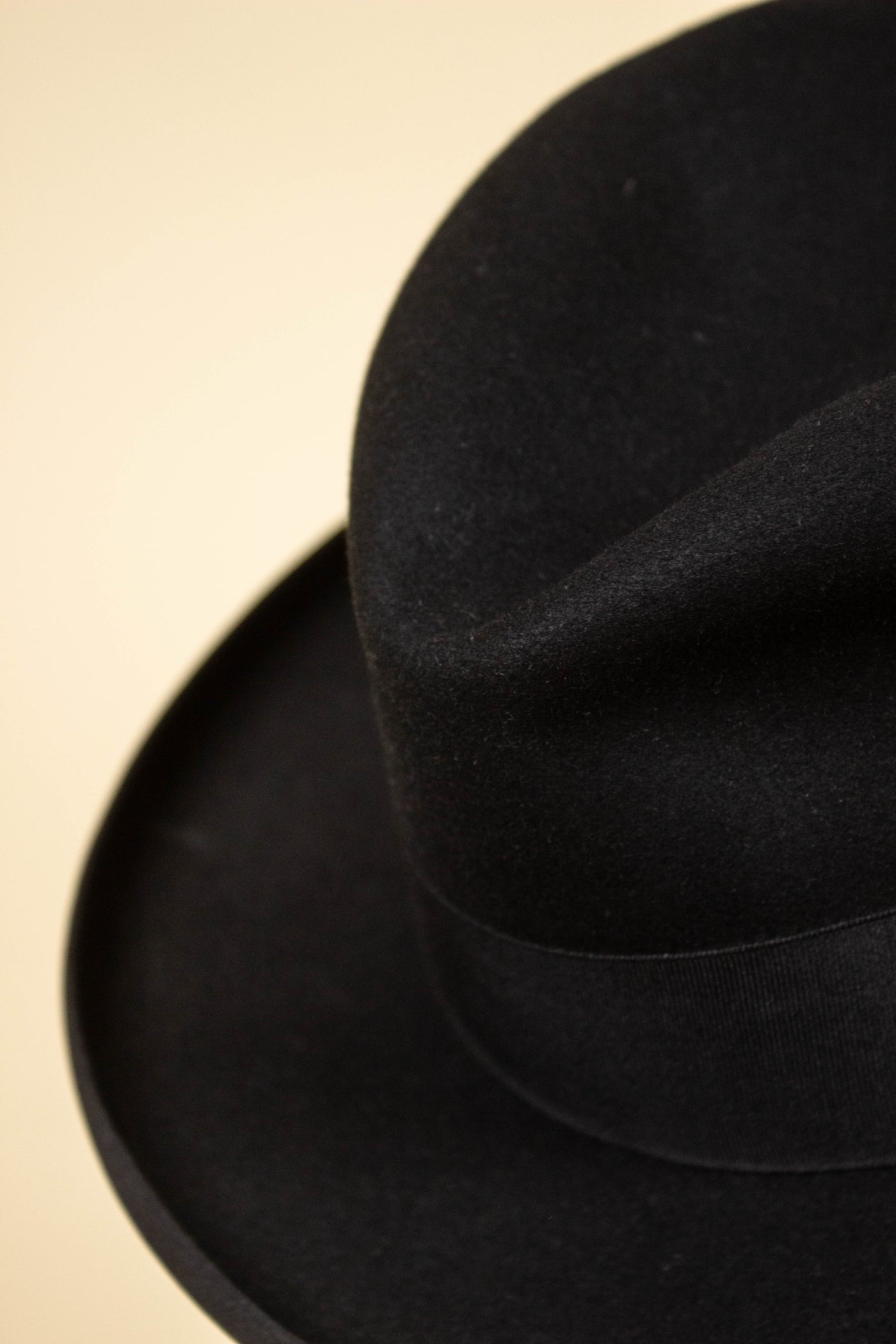 ITALIAN 1940S/1950S BLACK HOMBURG HAT BY BORSALINO. SIZE 57
