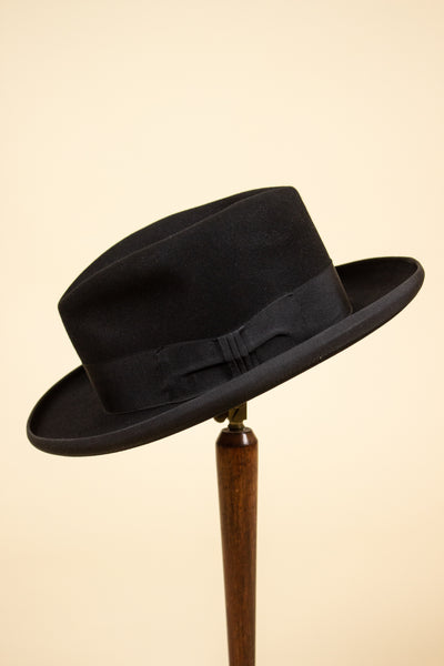ITALIAN 1940S/1950S BLACK HOMBURG HAT BY BORSALINO. SIZE 57