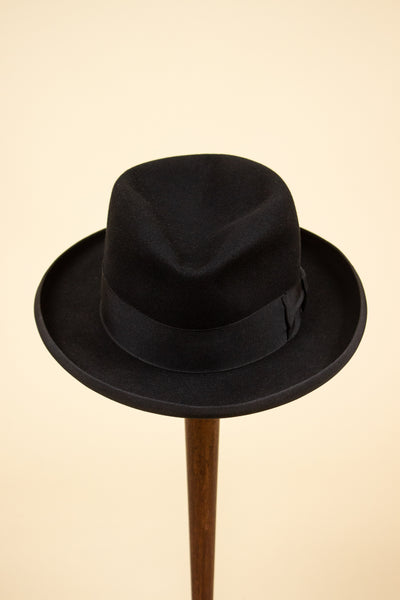 ITALIAN 1940S/1950S BLACK HOMBURG HAT BY BORSALINO. SIZE 57