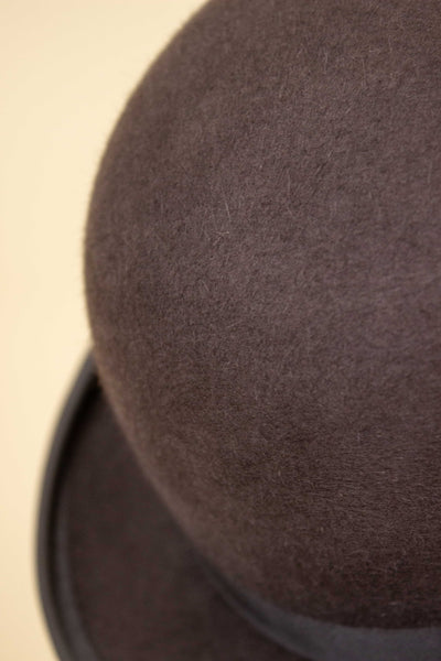 BRITISH 1950S/1960S TAUPE BOWLER HAT BY LOCK & CO. SIZE EU 54