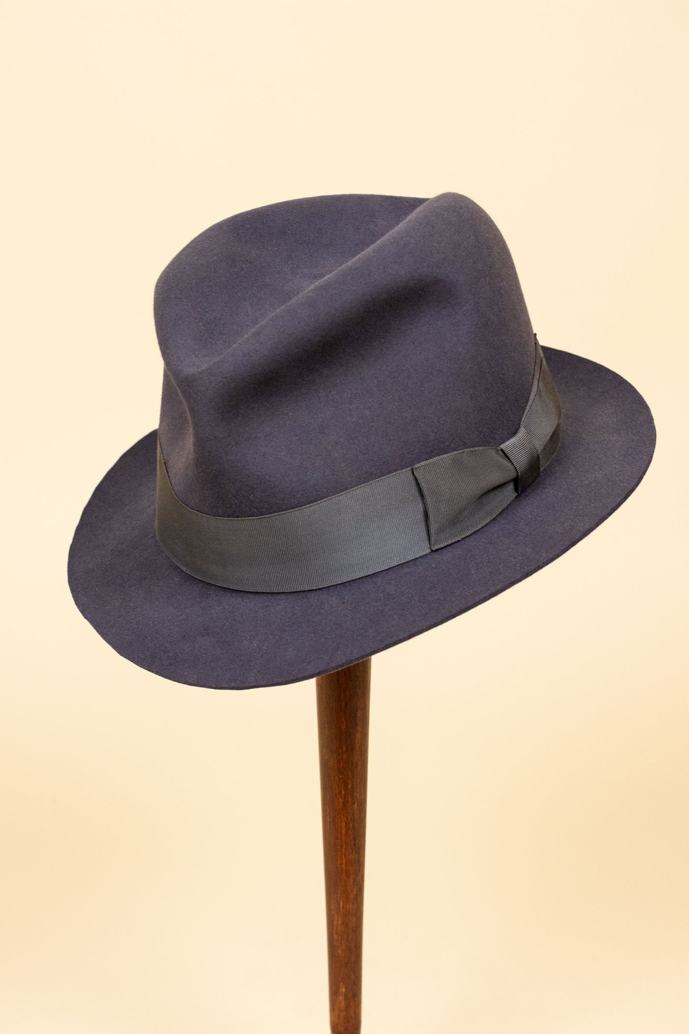 SWEDISH 1940S/1950S MEDIUM GREY FELT HAT BY KARLSKRONA HATTFABRIK. SIZE EU 59,5