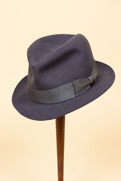 SWEDISH 1940S/1950S MEDIUM GREY FELT HAT BY KARLSKRONA HATTFABRIK. SIZE EU 59,5