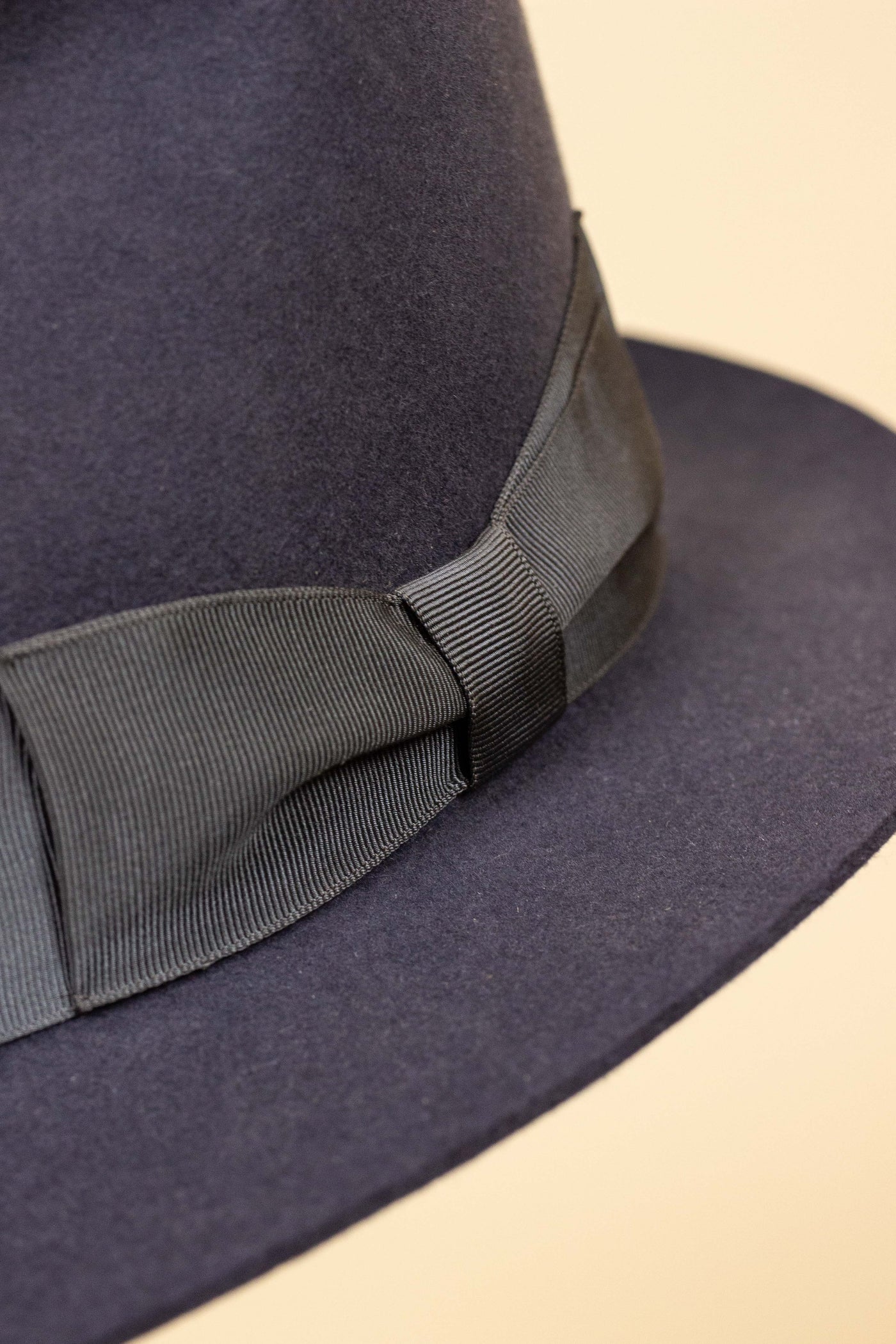 SWEDISH 1940S/1950S MEDIUM GREY FELT HAT BY KARLSKRONA HATTFABRIK. SIZE EU 59,5