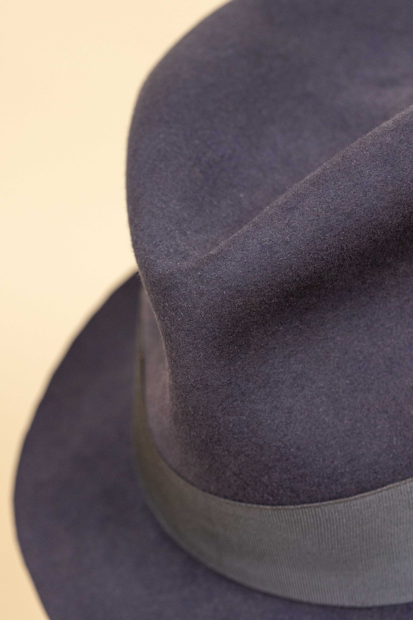 SWEDISH 1940S/1950S MEDIUM GREY FELT HAT BY KARLSKRONA HATTFABRIK. SIZE EU 59,5