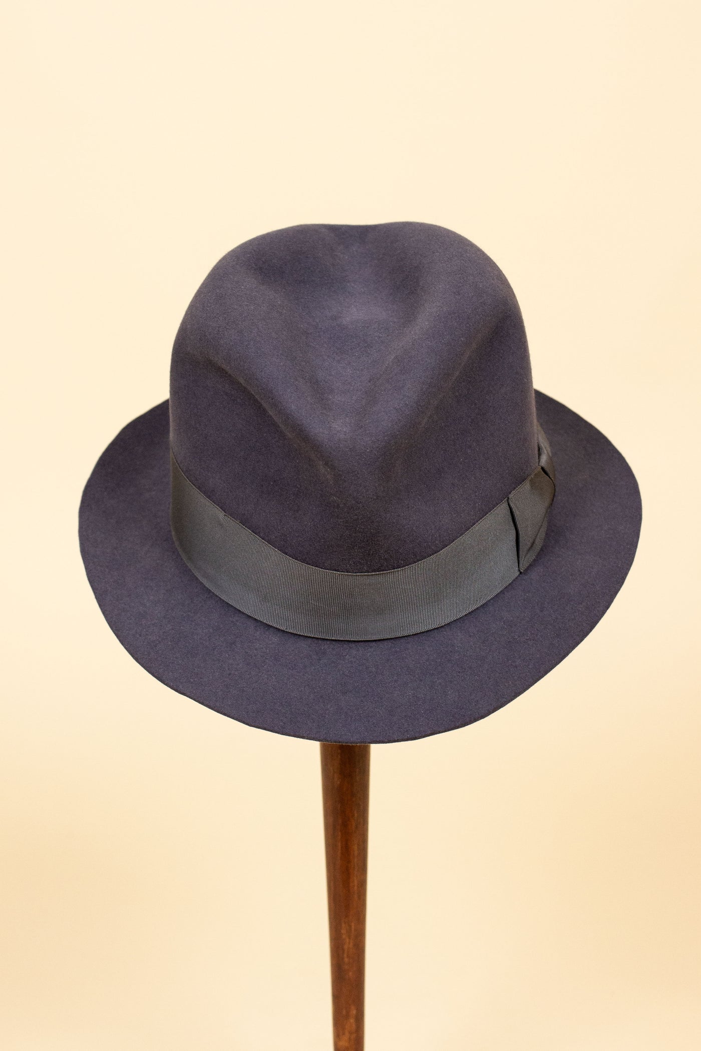 SWEDISH 1940S/1950S MEDIUM GREY FELT HAT BY KARLSKRONA HATTFABRIK. SIZE EU 59,5