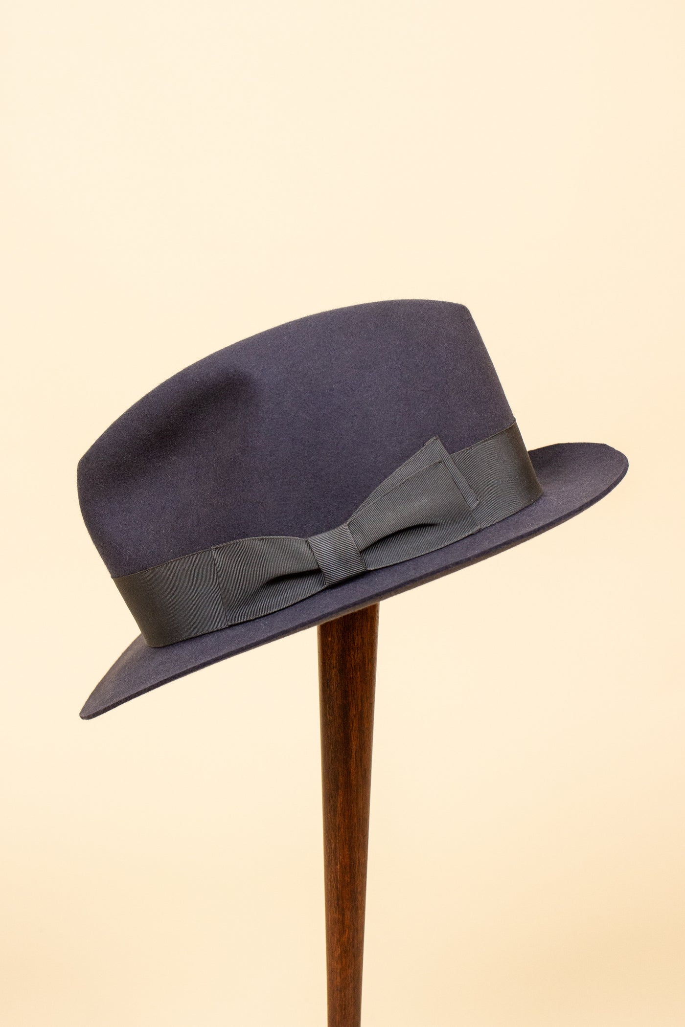 SWEDISH 1940S/1950S MEDIUM GREY FELT HAT BY KARLSKRONA HATTFABRIK. SIZE EU 59,5