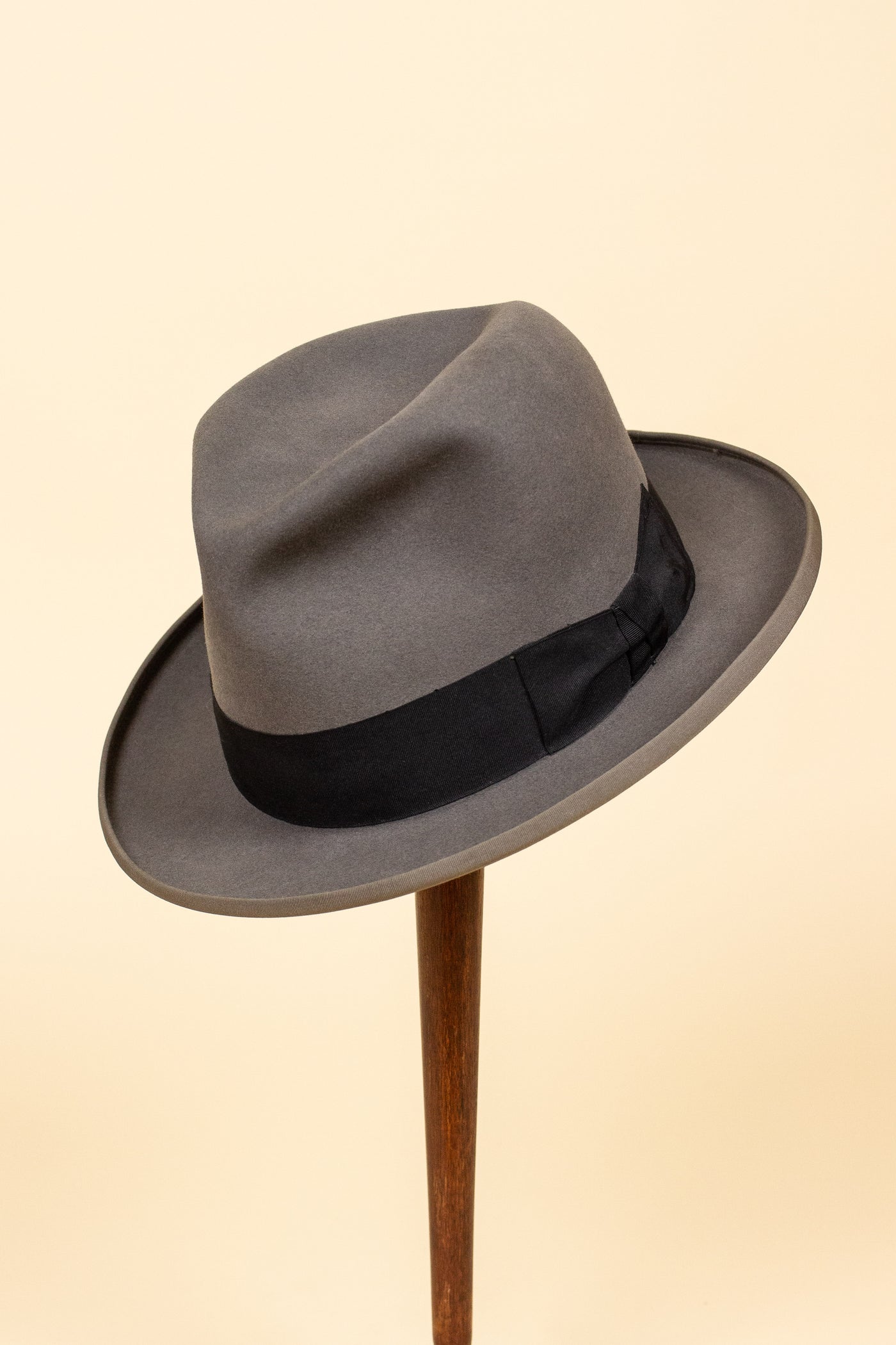 ITALIAN 1930S/1940S MID-GREY HOMBURG HAT BY REX BARBISIO. SIZE CA EU 58