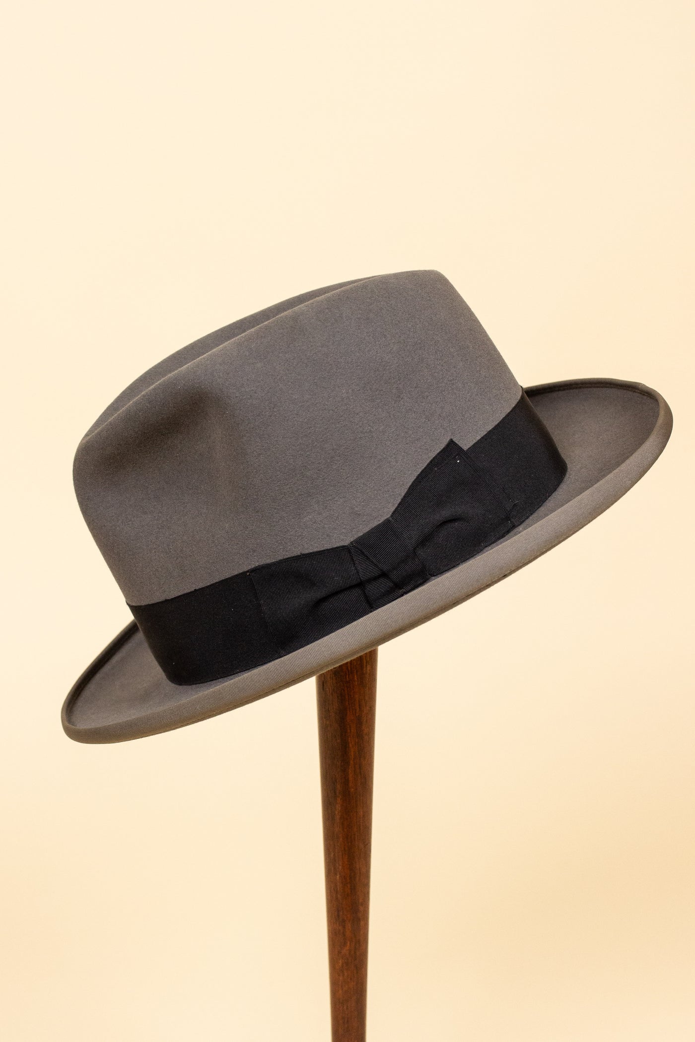 ITALIAN 1930S/1940S MID-GREY HOMBURG HAT BY REX BARBISIO. SIZE CA EU 58