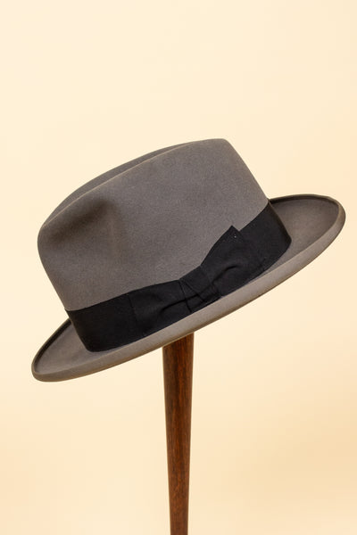 ITALIAN 1930S/1940S MID-GREY HOMBURG HAT BY REX BARBISIO. SIZE CA EU 58