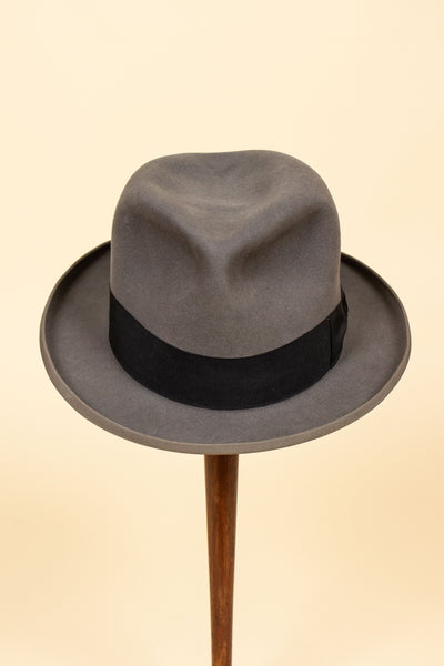 ITALIAN 1930S/1940S MID-GREY HOMBURG HAT BY REX BARBISIO. SIZE CA EU 58