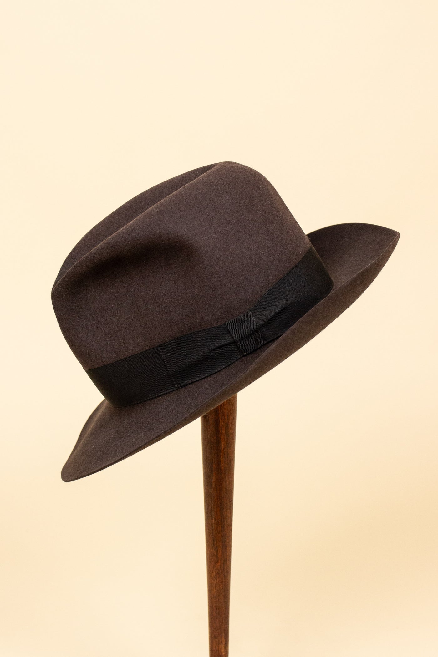 ITALIAN 1930S/1940S BROWN FEDORA HAT BY BARBISIO. SIZE CA EU 55