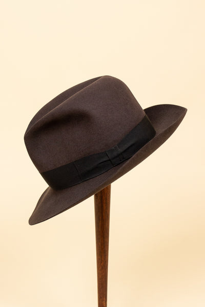 ITALIAN 1930S/1940S BROWN FEDORA HAT BY BARBISIO. SIZE CA EU 55