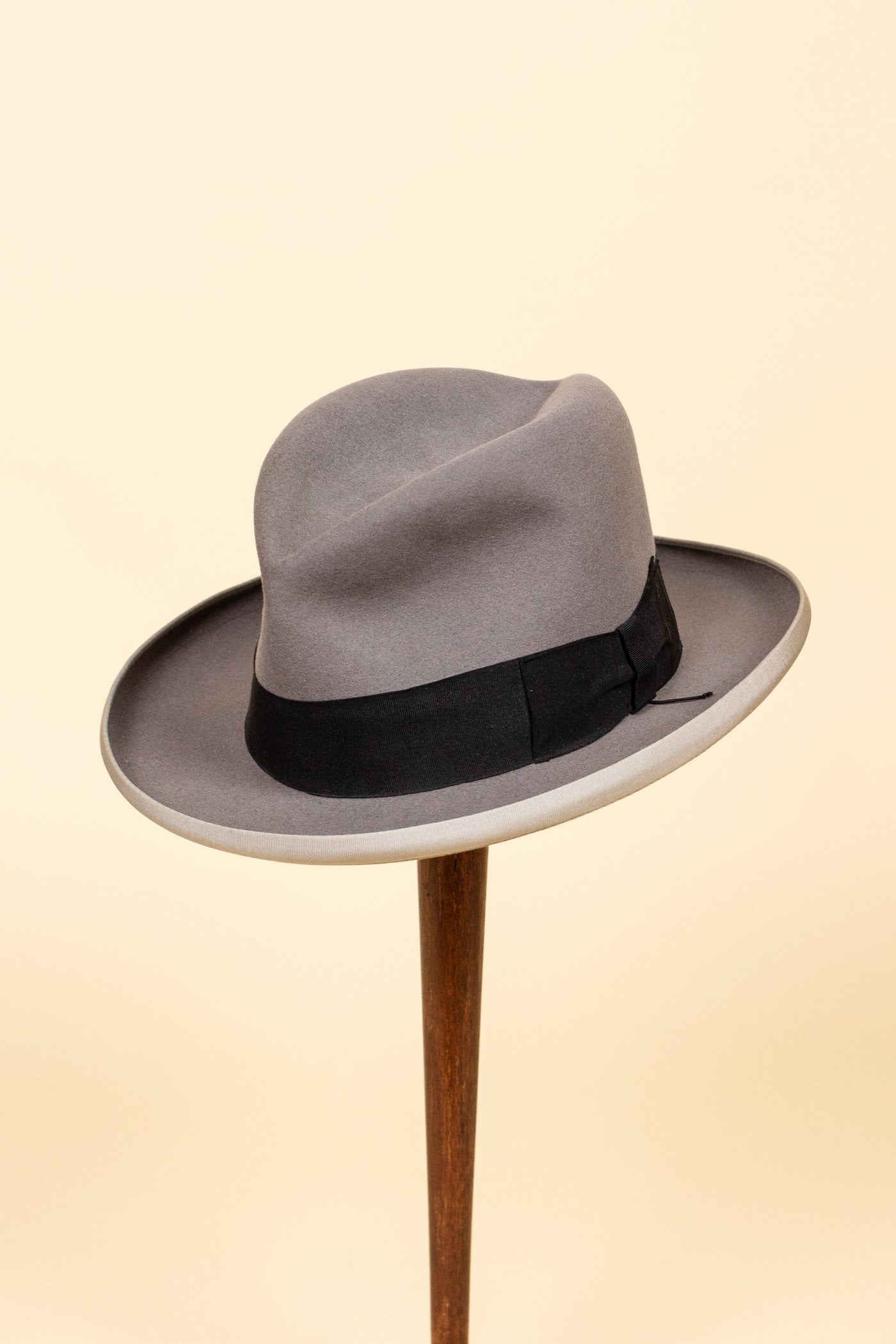 ITALIAN 1940S/1950S STEEL GREY HOMBURG HAT BY BORSALINO. SIZE CA 56