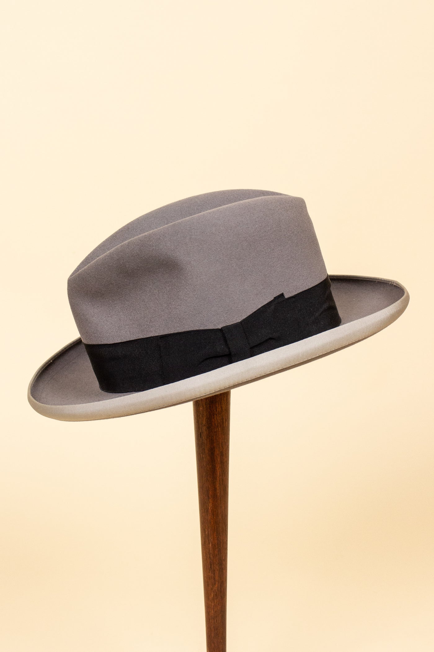 ITALIAN 1940S/1950S STEEL GREY HOMBURG HAT BY BORSALINO. SIZE CA 56