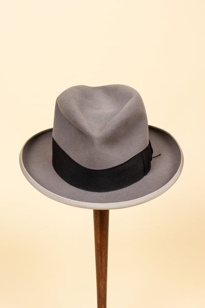 ITALIAN 1940S/1950S STEEL GREY HOMBURG HAT BY BORSALINO. SIZE CA 56