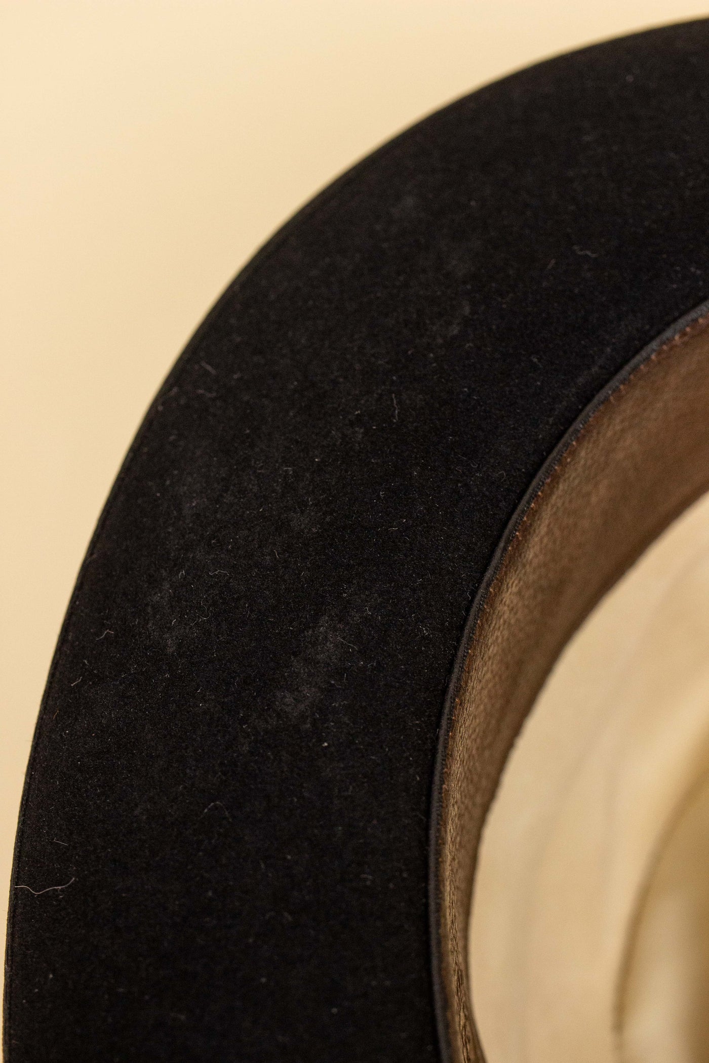 AUSTRIAN 1940S/1950S BLACK HOMBURG HAT BY HABIG. SIZE CA EU 58