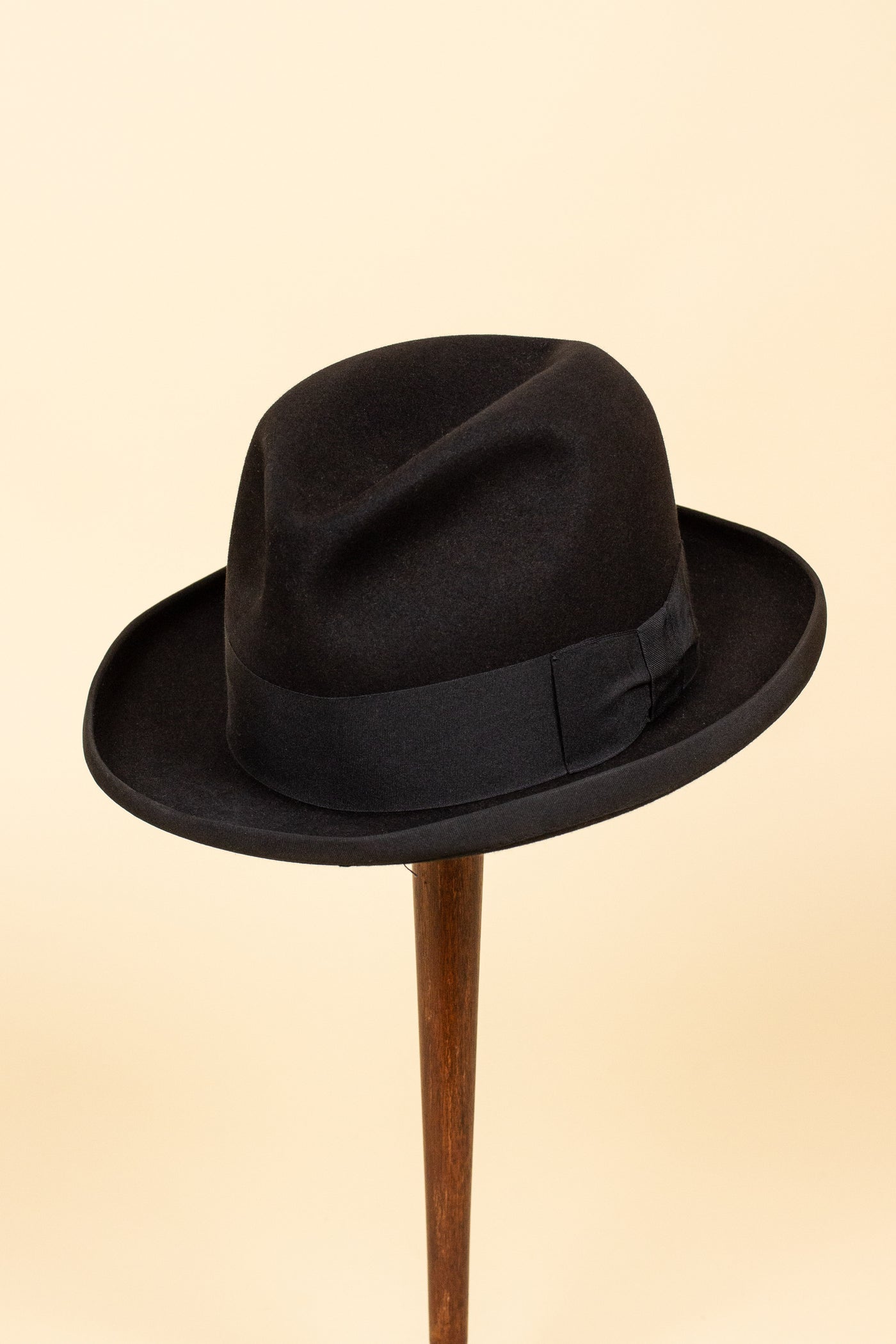 AUSTRIAN 1940S/1950S BLACK HOMBURG HAT BY HABIG. SIZE CA EU 58