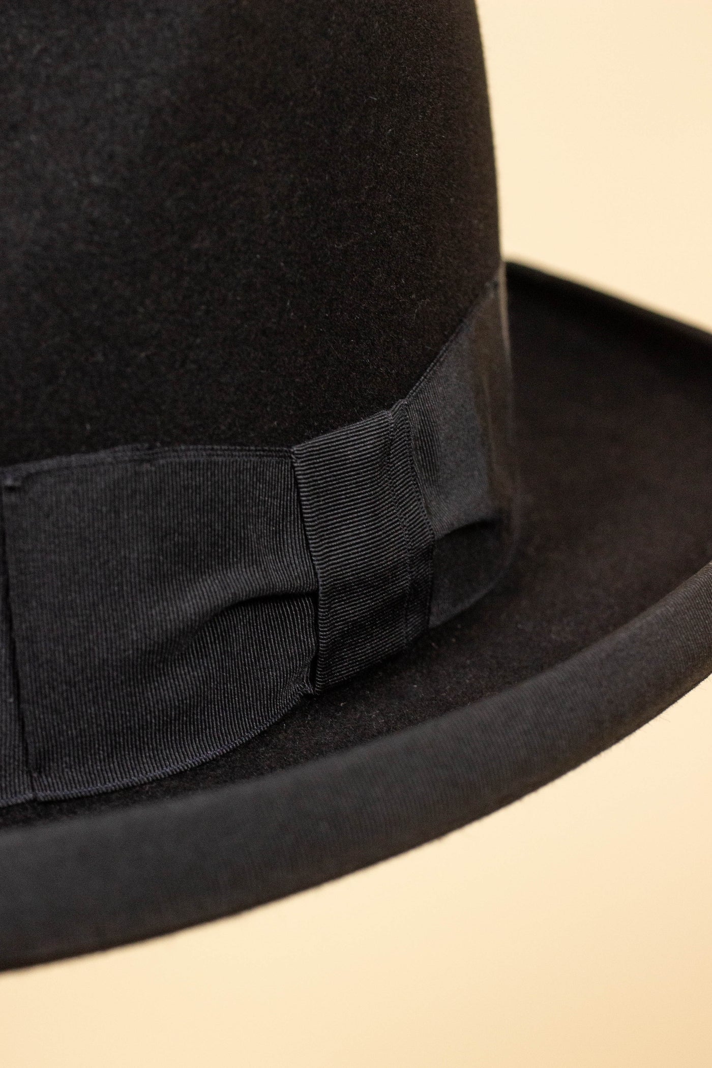 AUSTRIAN 1940S/1950S BLACK HOMBURG HAT BY HABIG. SIZE CA EU 58